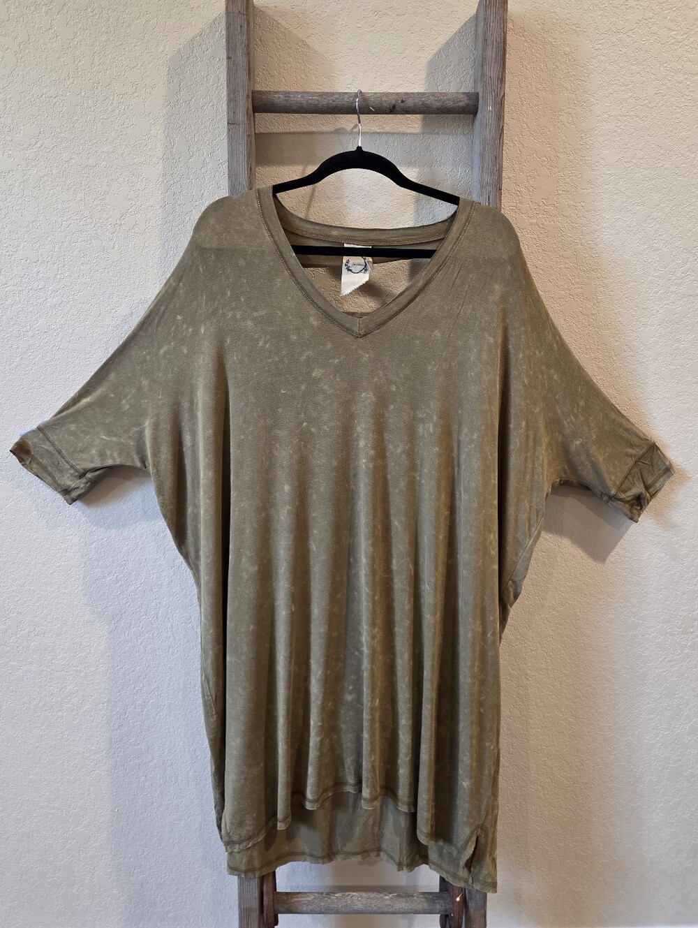 Sea Gypsies Relaxed V-Neck Tunic Top in Olive Green - Size Large